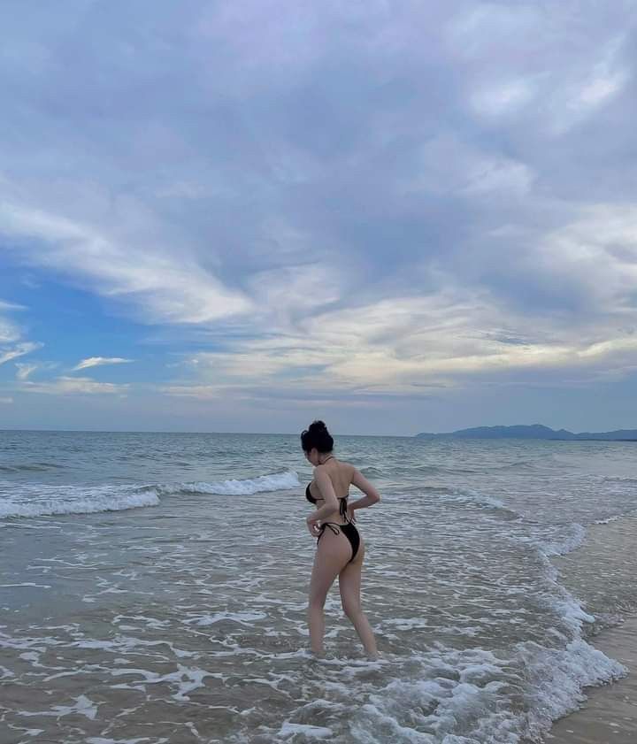 Gái xinh mặc bikini đi bộ trên cát trắng biển thơ mộng