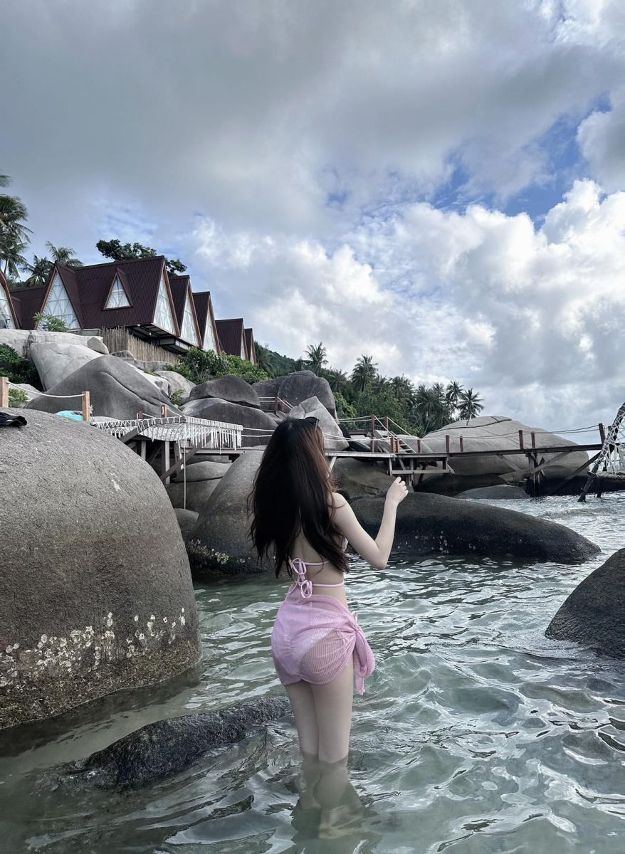 Gái xinh mặc bikini hồng dung nhan bên bờ biển