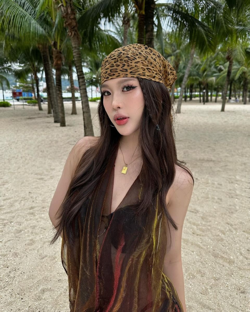 Gái xinh mặc bikini màu trắng giữa bãi cát rực rỡ