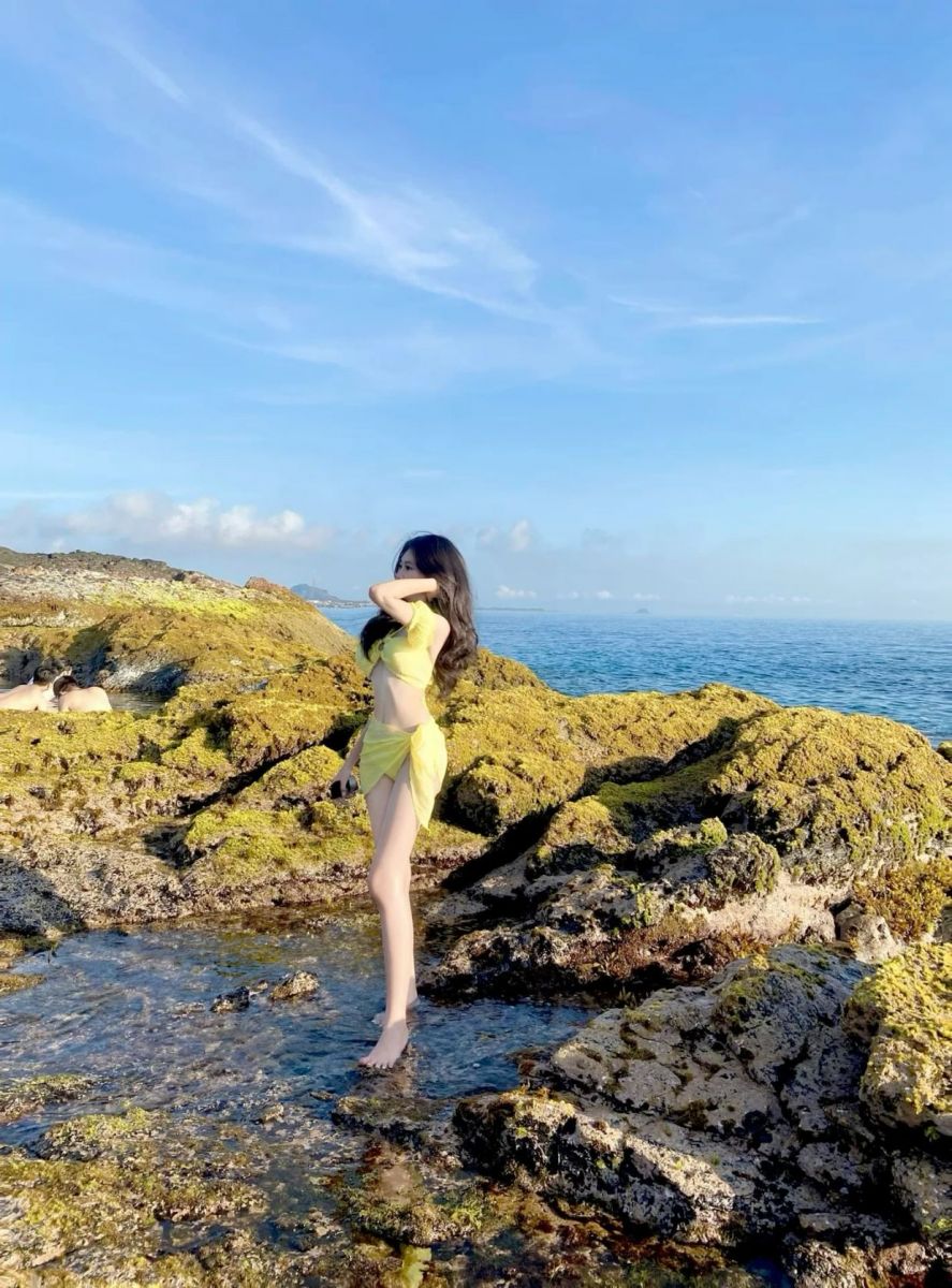 Gái xinh mặc bikini màu vàng trên bãi biển xanh