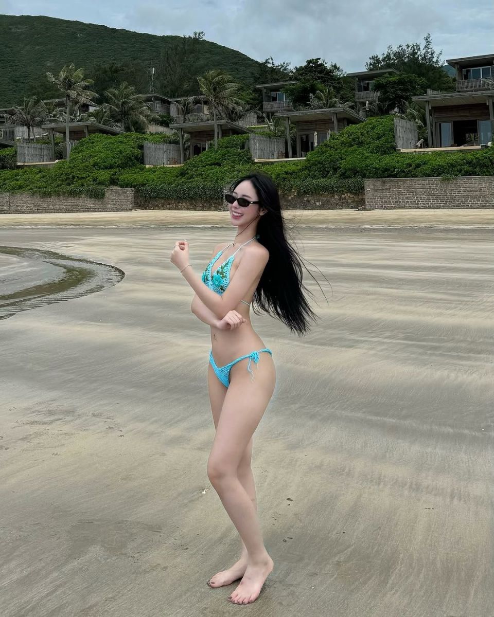 Gái xinh mặc bikini màu xanh trên bãi biển Tây