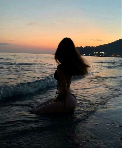 Gái xinh mặc bikini quyến rũ bên bờ biển hoàng hôn
