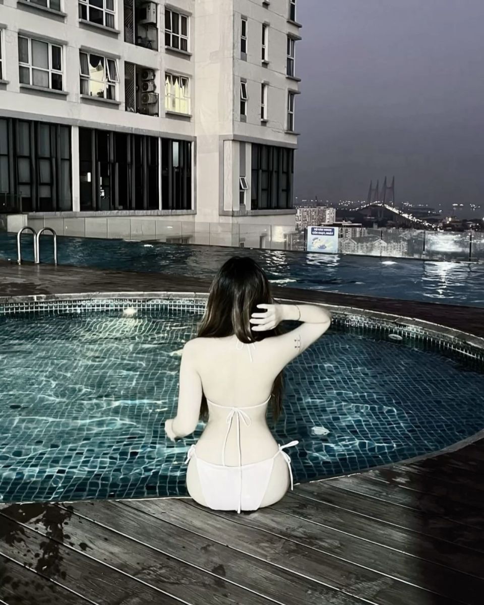 Gái xinh mặc bikini trắng bên hồ bơi cao tầng