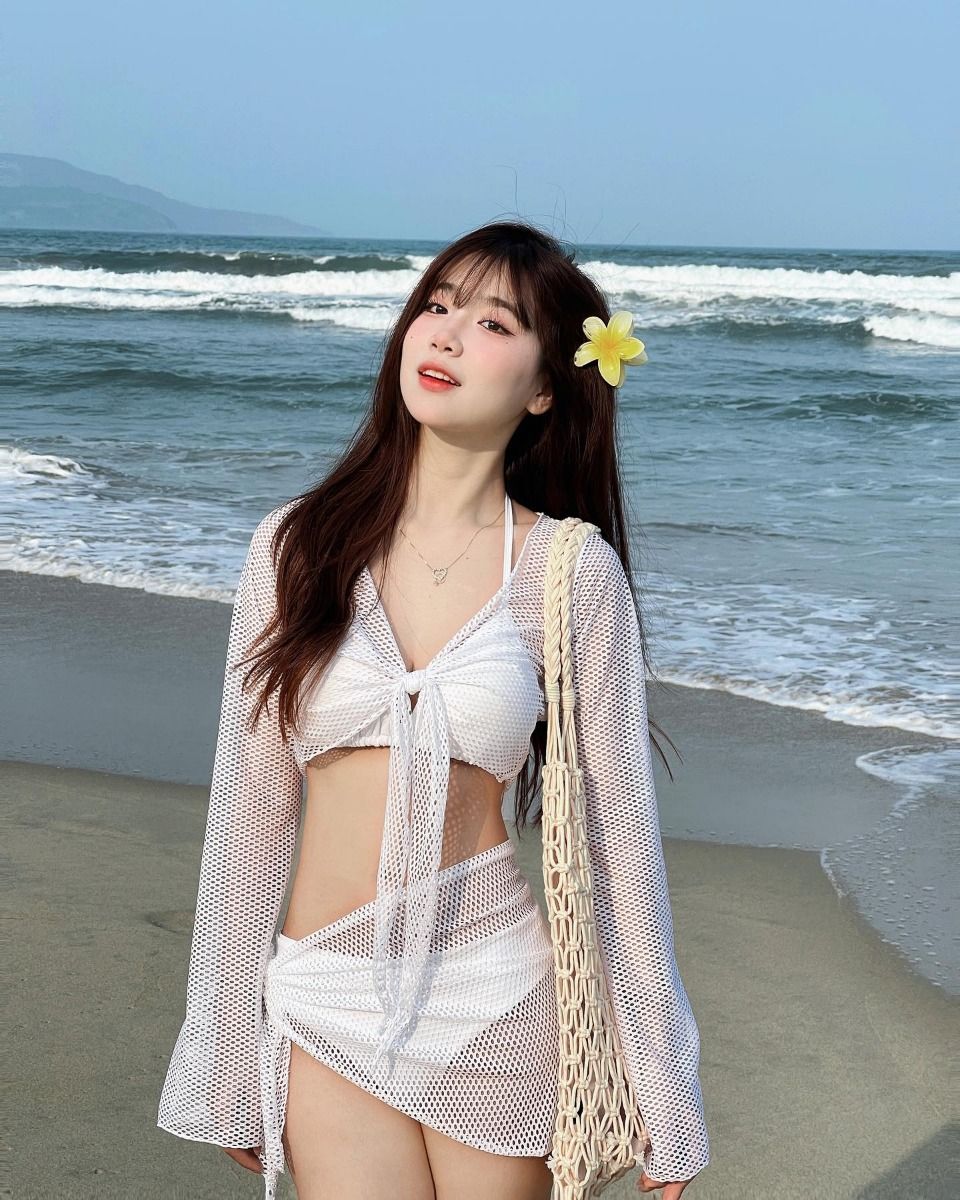 Gái xinh mặc bikini và áo choàng trắng trên bãi biển Tây Cầm