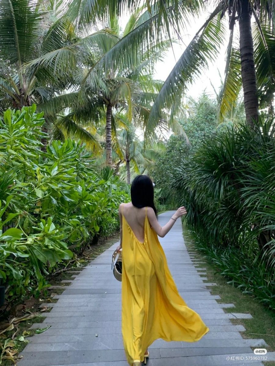 Gái xinh mặc đầm vàng thướt tha giữa thiên nhiên đẹp tuyệt