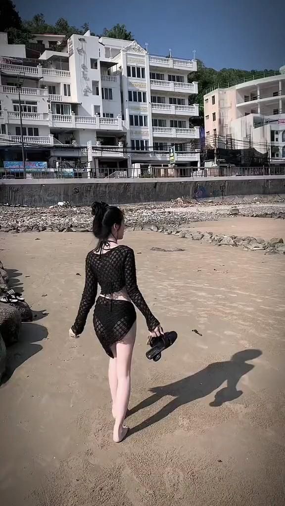 Gái xinh mặc trang phục lưới đen dạo biển