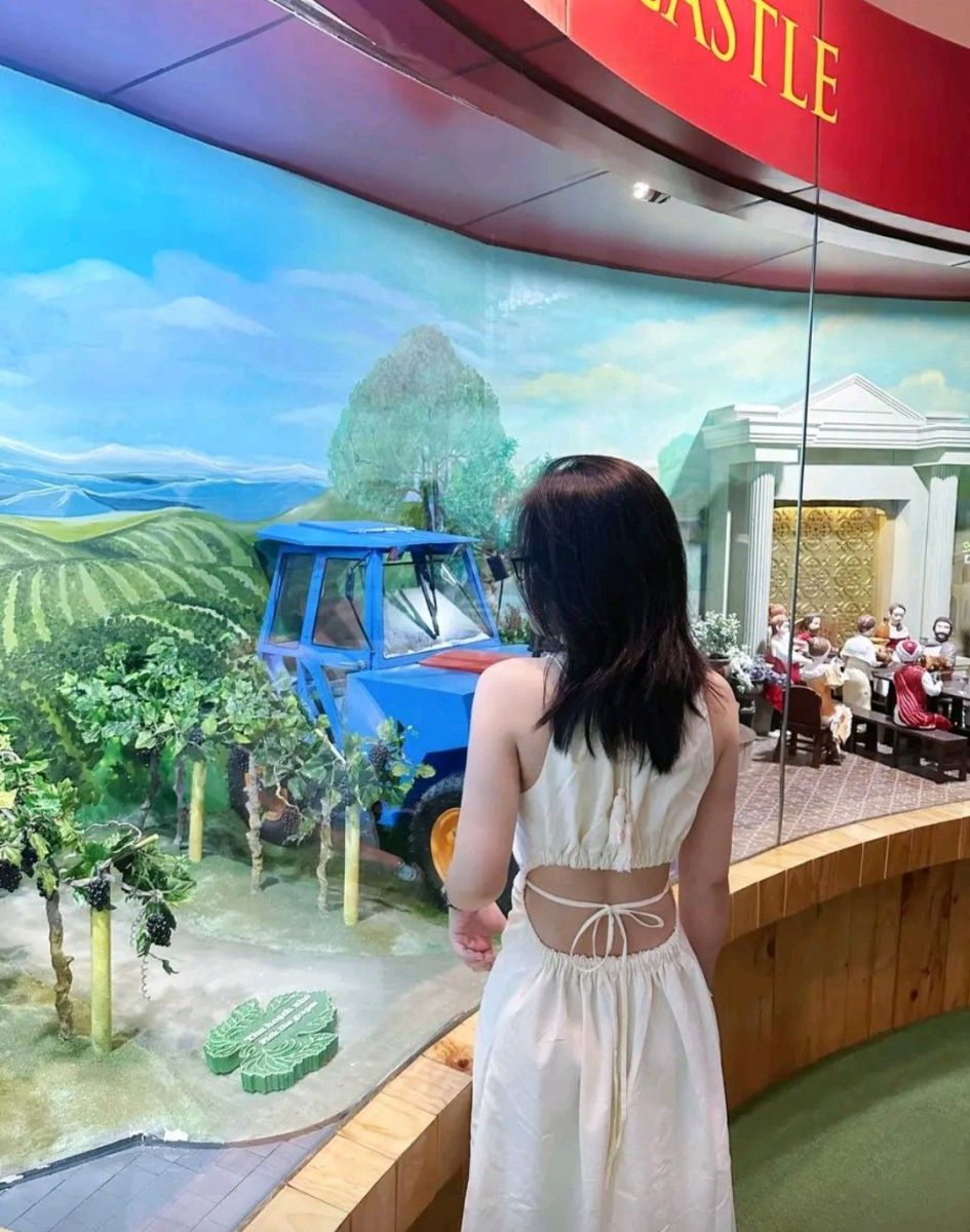 Gái xinh mặc váy trắng giữa không gian triển lãm đẹp