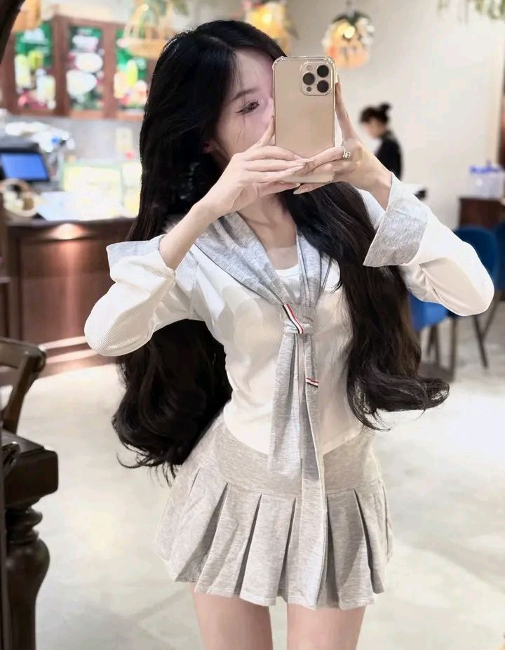 Gái xinh mặc váy trắng kết hợp cardigan sang trọng