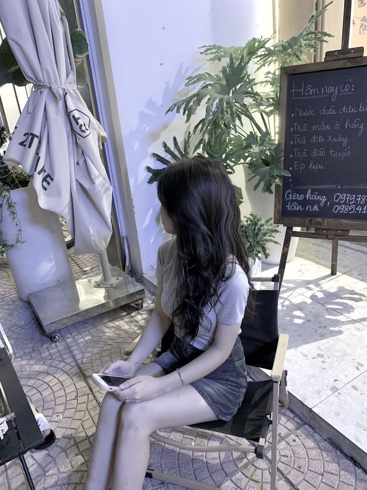 Gái xinh mặc váy trắng và áo phông thời trang