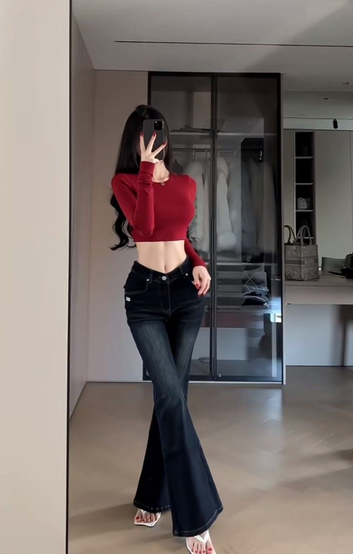 Gái xinh trong áo crop top đỏ và quần jeans ống loe