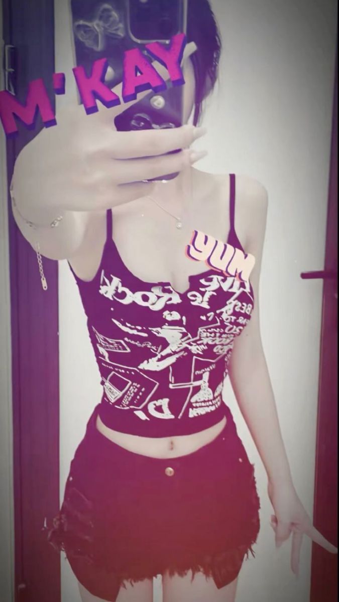 Gái xinh trong áo crop top và chân váy ngắn chụp ảnh trong gương