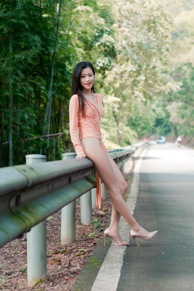 Gái xinh trong trang phục hồng bên đường núi đẹp như mơ