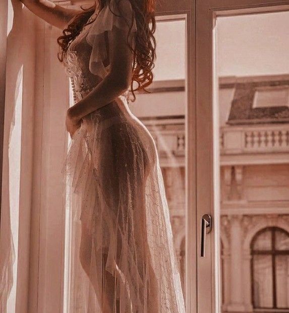 Gái xinh trong váy trắng bên cửa sổ sang trọng