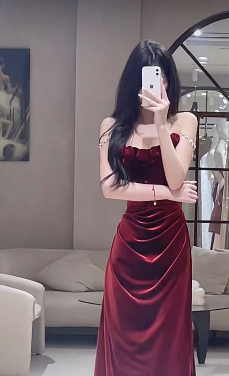Gái xinh tự tin chụp hình trong gương tại tiệm thời trang