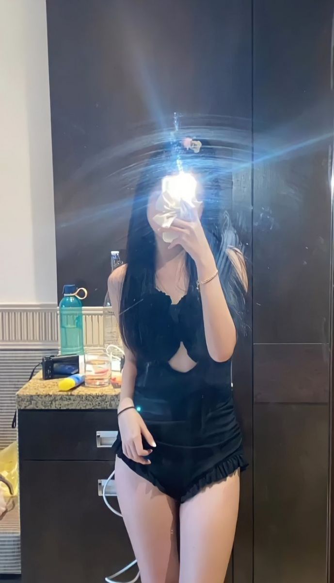 Gái xinh tự tin chụp selfie trong phòng tắm