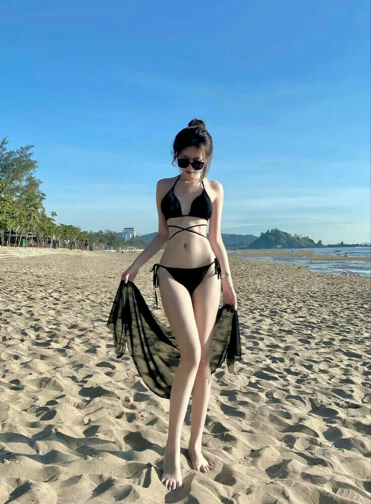 Gái xinh tự tin trong bikini trên bãi biển Cát Vàng