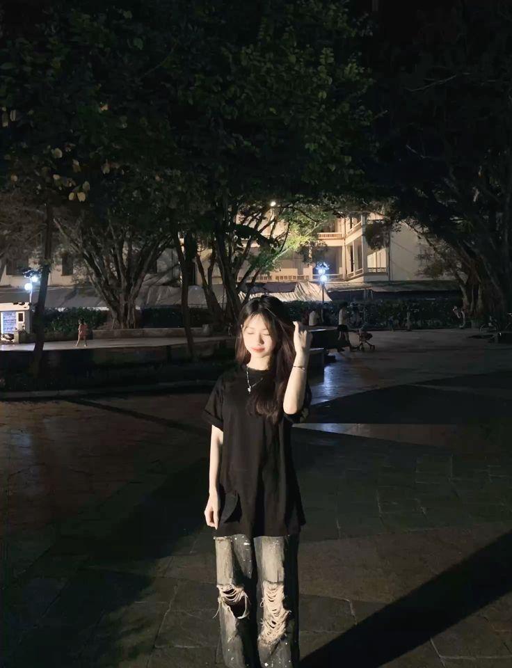 Gái xinh chân dài trong váy trắng, hàng to tròn