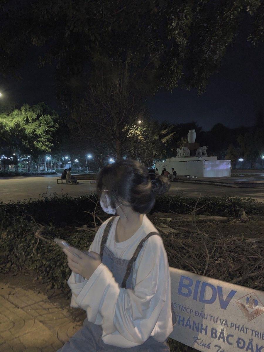 Cô gái xinh đẹp với ngực to trong đêm