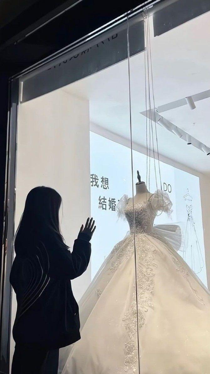Gái Xinh Mặc Trong Áo Choàng