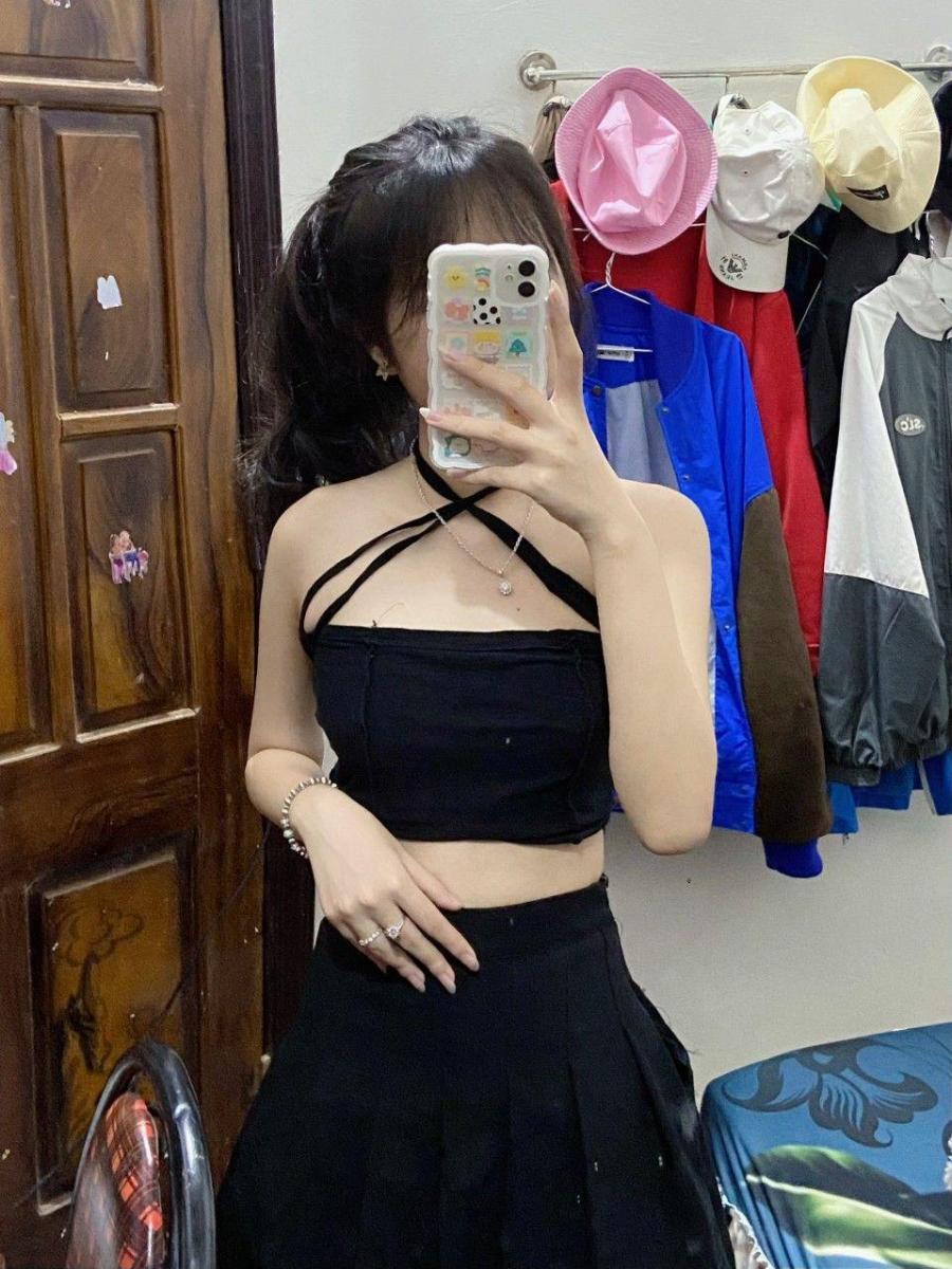 Ảnh gái xinh khóc trong áo crop top