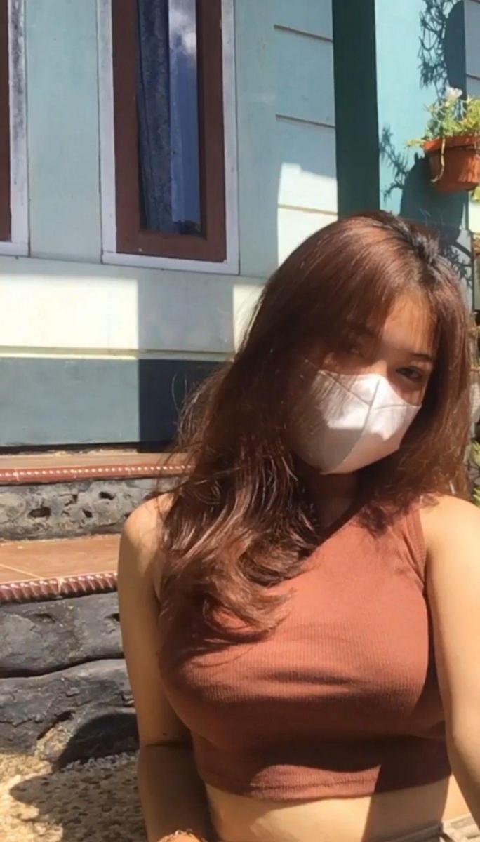Gái xinh mặc áo croptop khoe vòng eo thon gọn