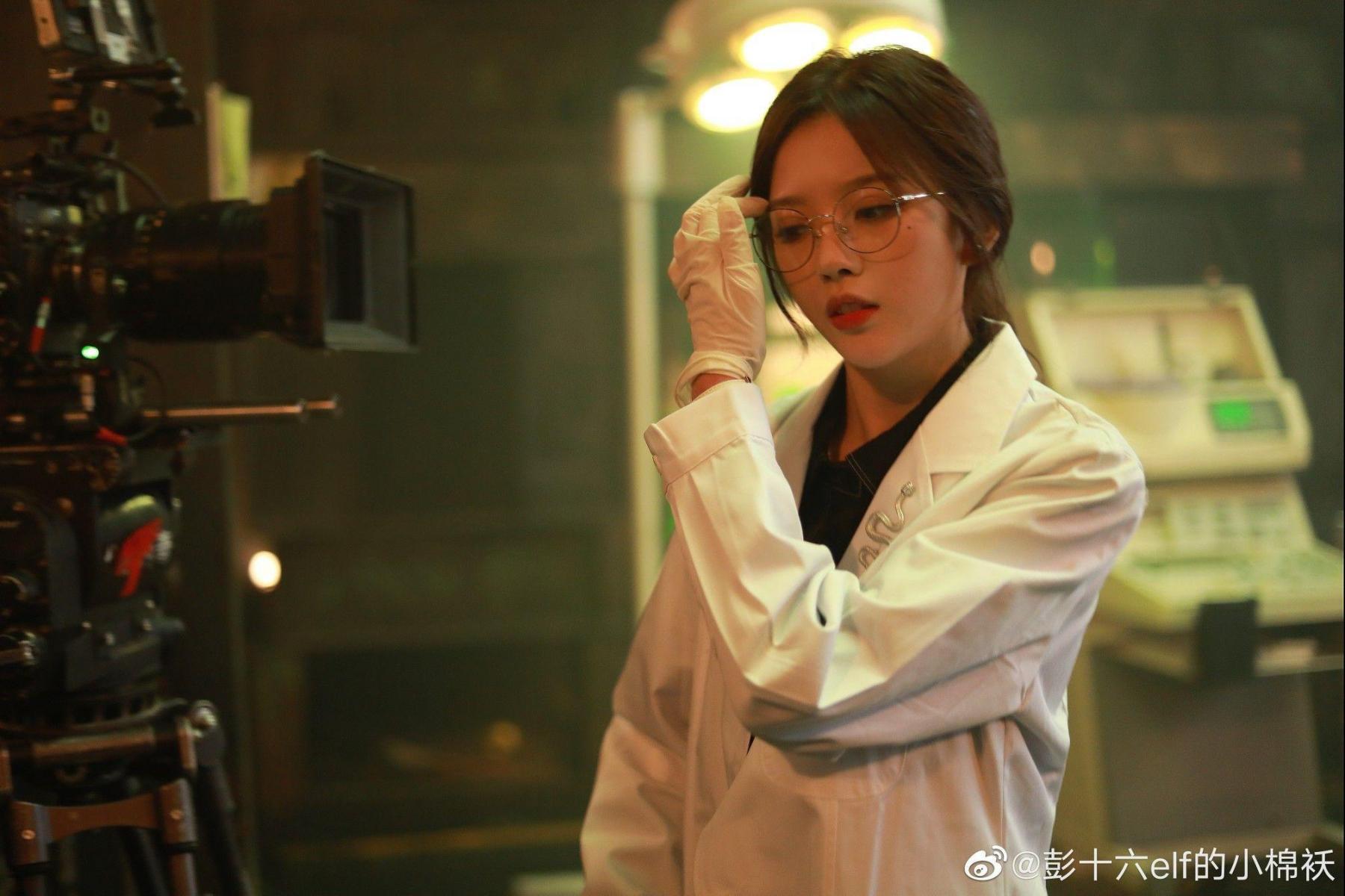 Gái Xinh Áo Dài Trắng Trong Gái Xinh Áo Khoác