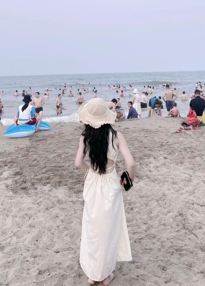 Gái xinh đi bơi trong bikini tại bãi biển