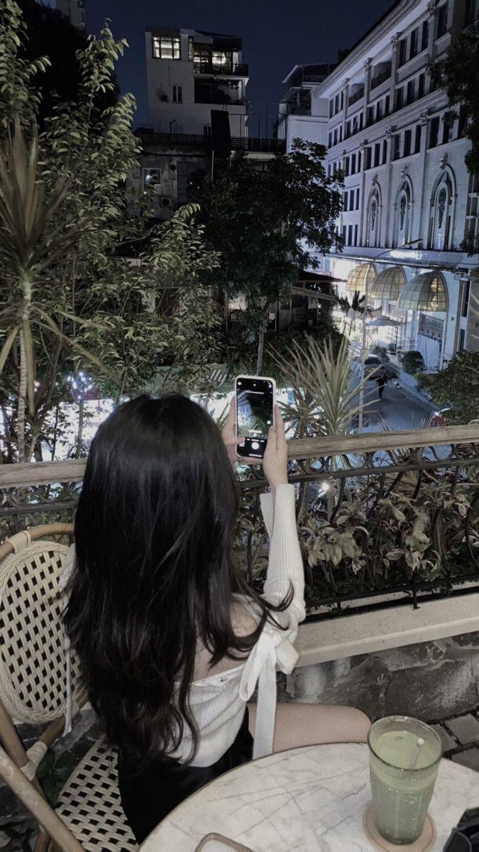 Gái xinh hở bạo trong nội y trên ban công đêm