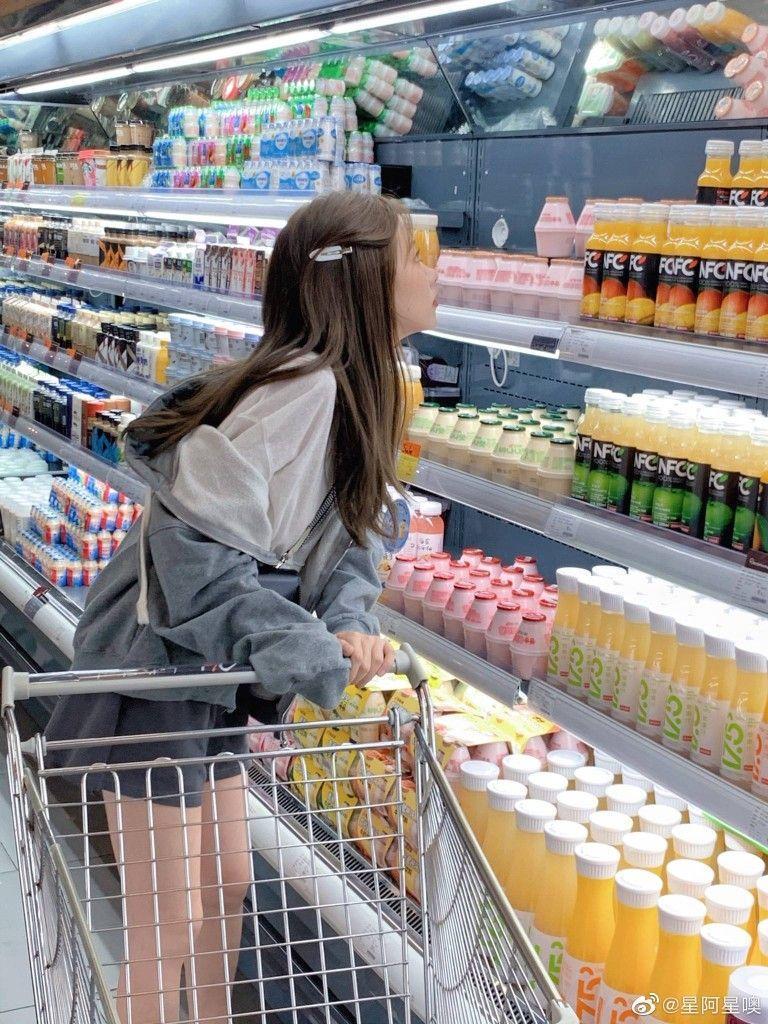 Ảnh gái xinh khoe hàng tại siêu thị tiện lợi