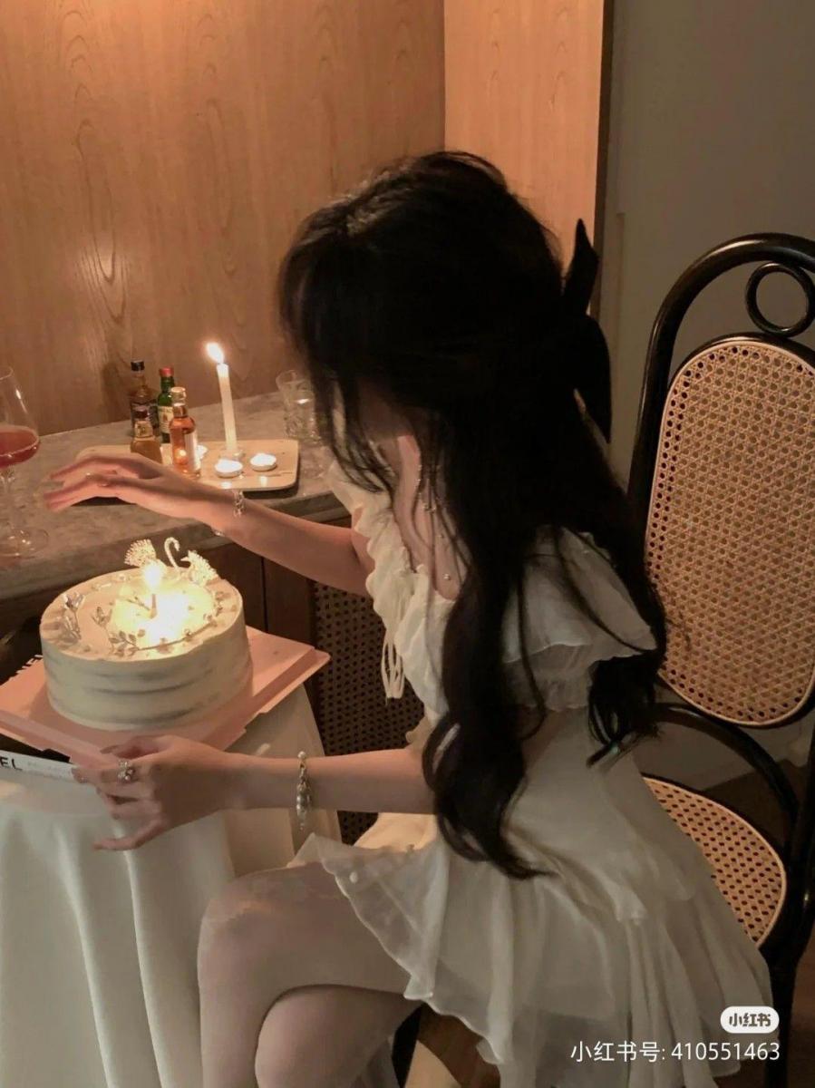 Gái Xinh Quyến Rũ Khoe Hàng Đeo Kính Ngầu