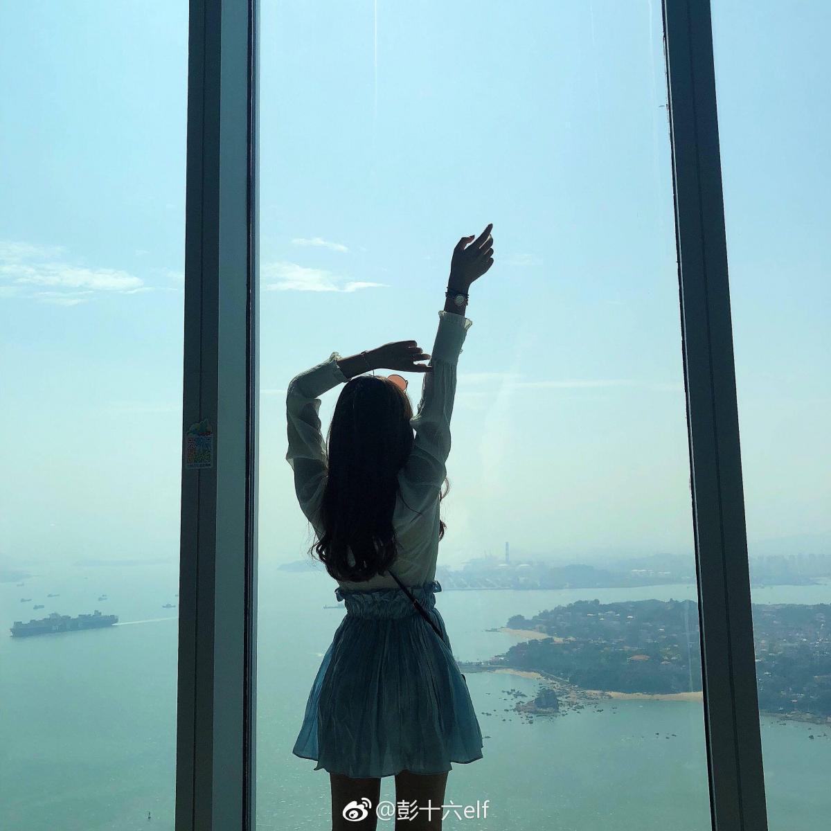Ảnh gái xinh chân dài bên bờ biển