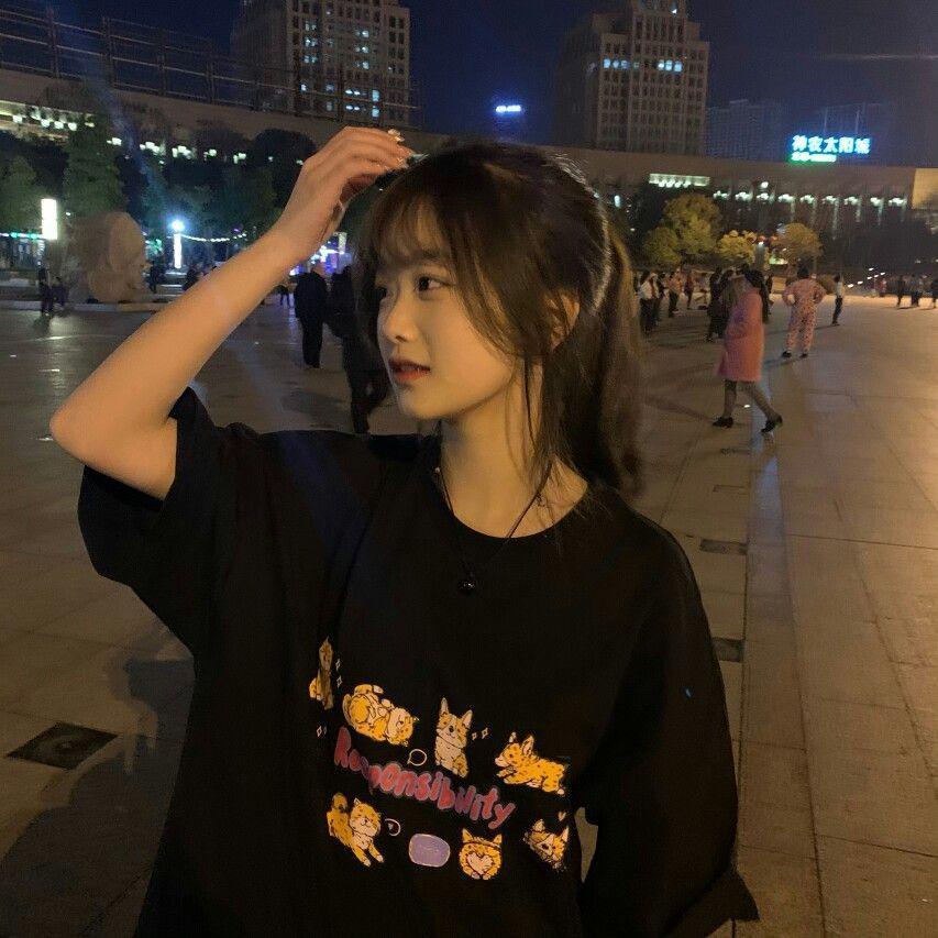 Ảnh gái xinh tóc ngắn che mặt đầy biểu cảm