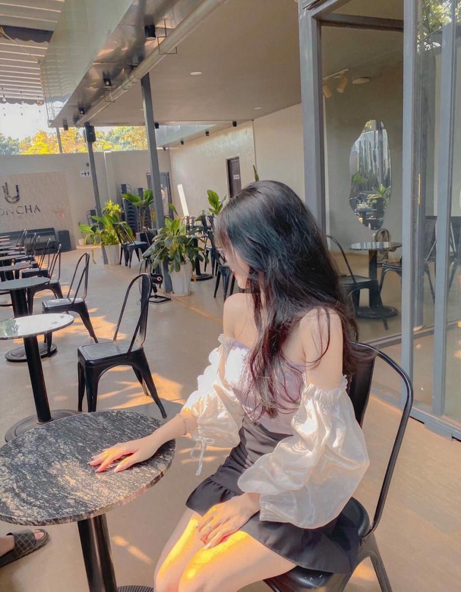 Gái xinh ảnh thật bên ghế đỏ ngoài trời