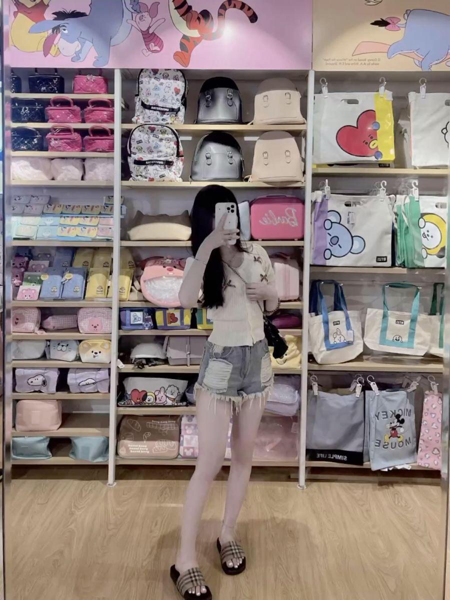 Gái Xinh Ngực To Cái Túi Bản Lề