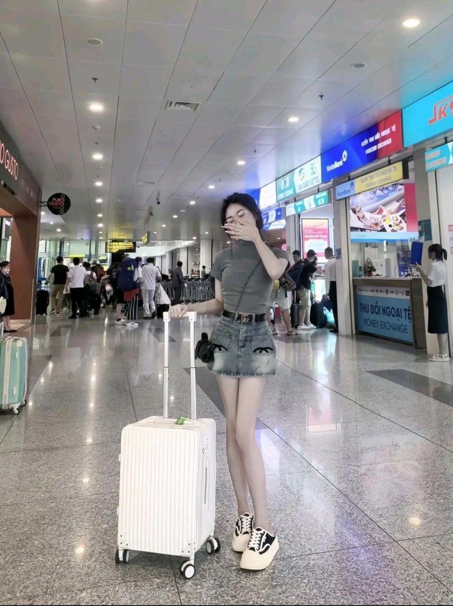 Gái Xinh Mặc Chân Váy
