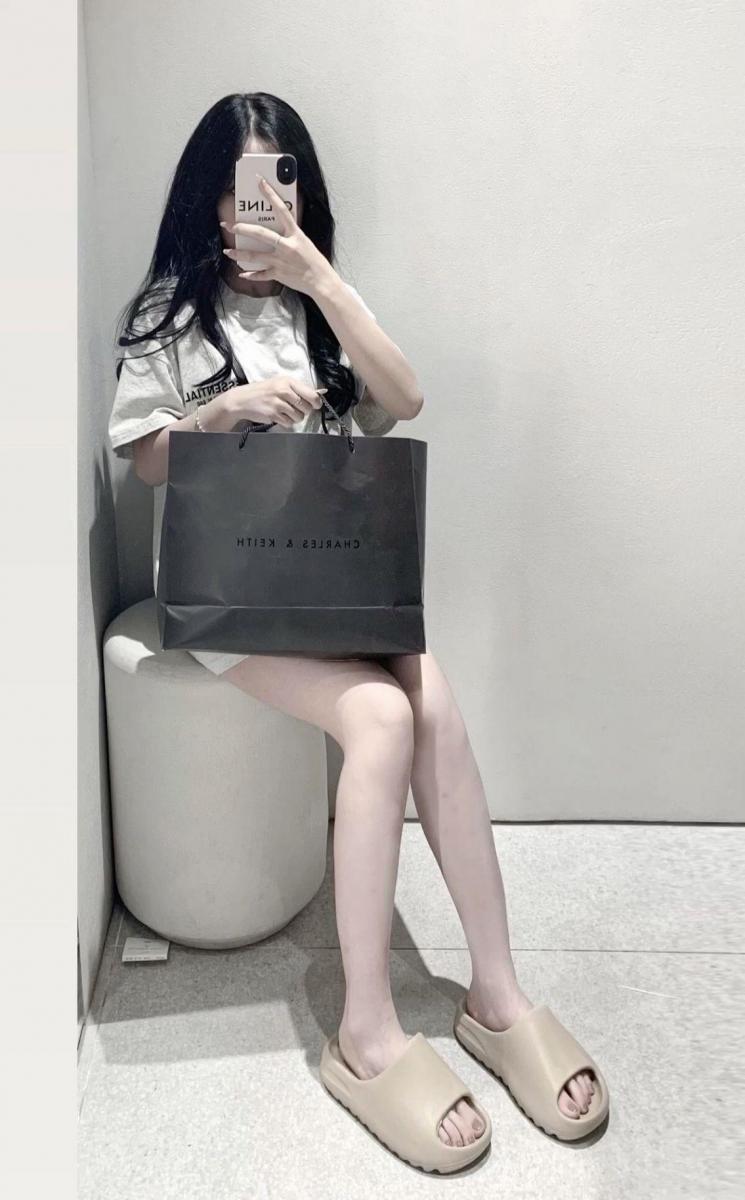 Gái Xinh Chân Dài Cùng Túi Mua Sắm
