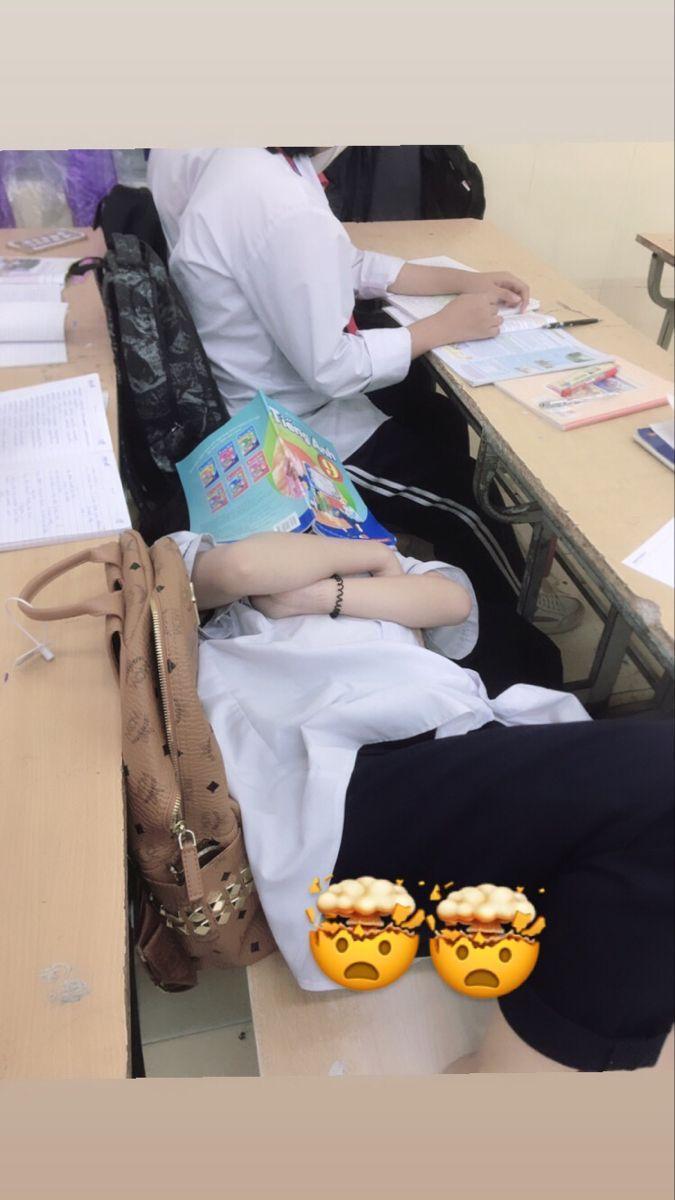 Gái xinh sexy với ngực to trong túi nhựa