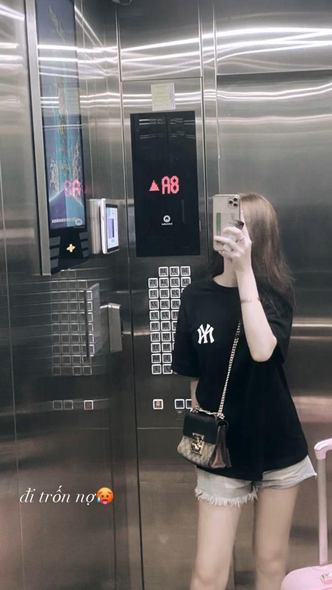 Ảnh gái xinh ngực to cài túi thang máy