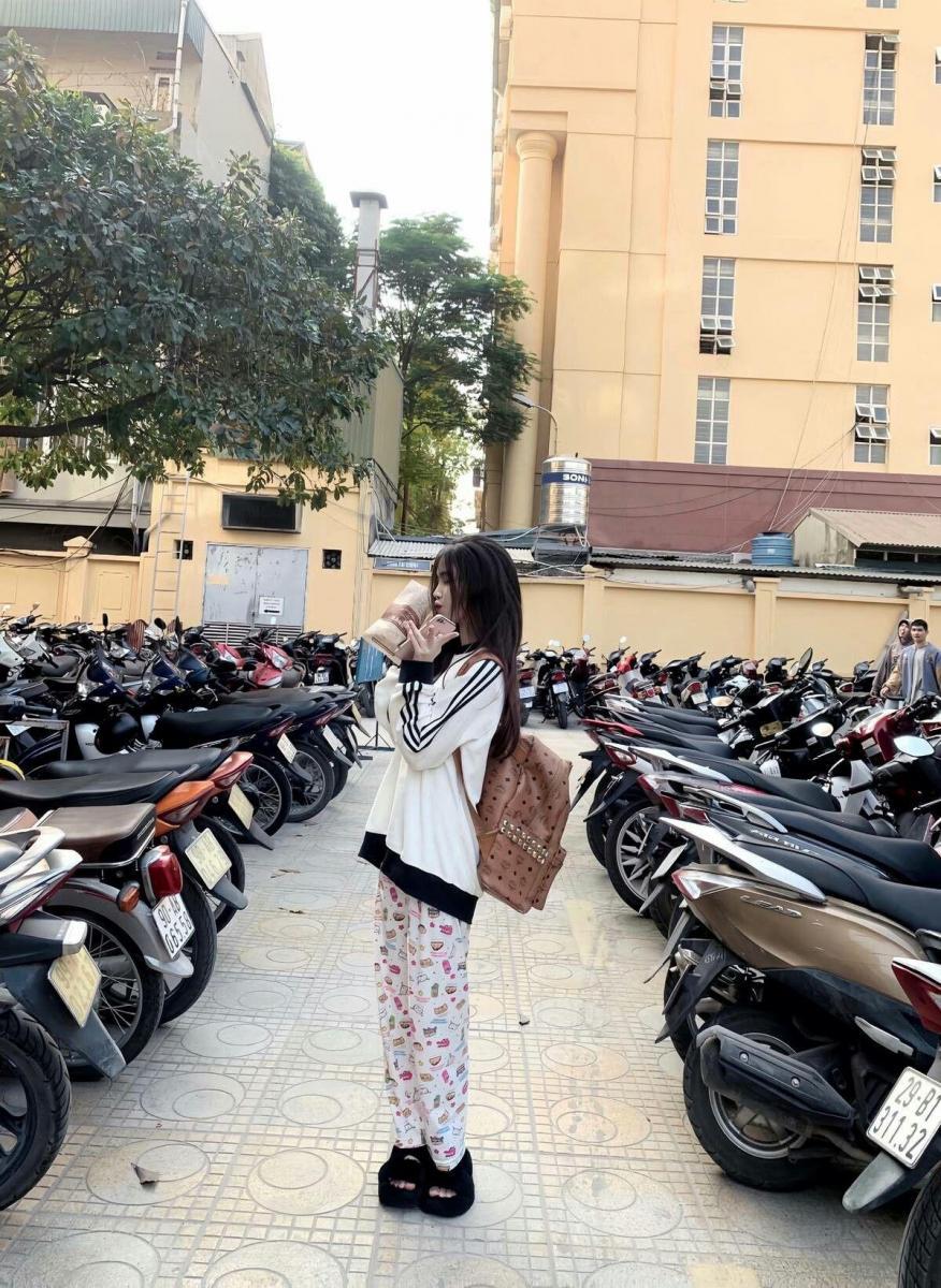 Ảnh gái xinh mặc váy trắng và đeo khẩu trang