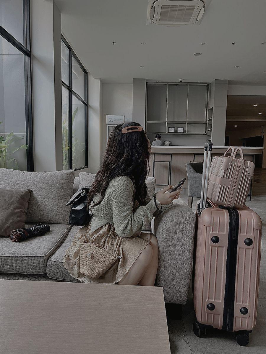 Gái Xinh Ngực To Cái Túi Và Lì Hành Lý