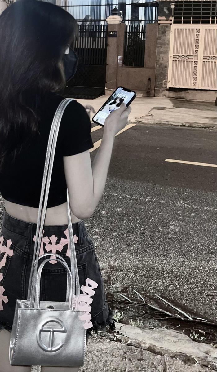 Ảnh gái xinh mặc váy ngắn, đeo kính thời trang