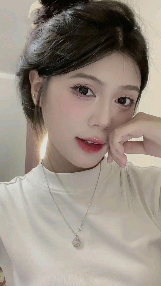 Ảnh gái xinh gợi cảm - Ngực to cầm lòng mày