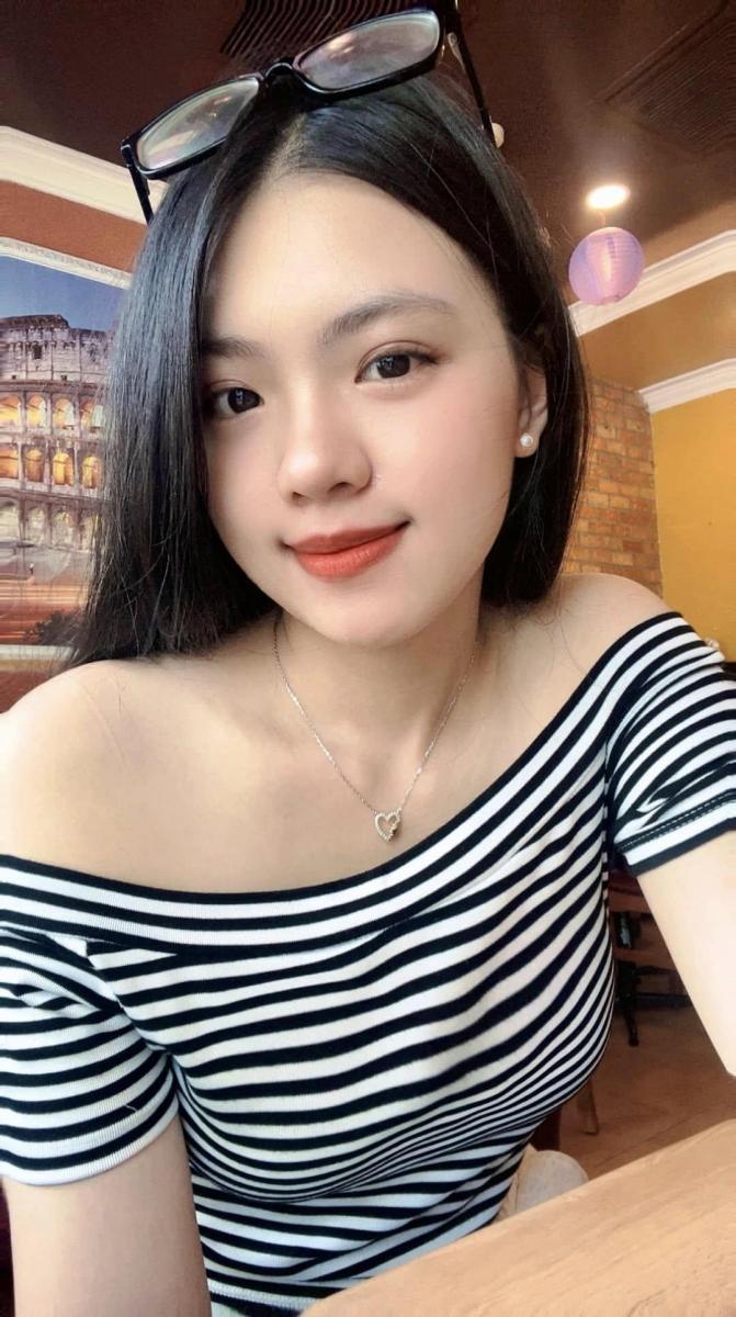 Ảnh nền gái xinh ngực to cầm lòng mày mới