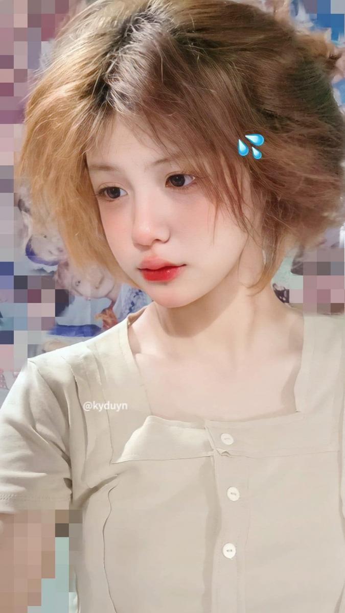 Gái Xinh Cầm Điện Thoại
