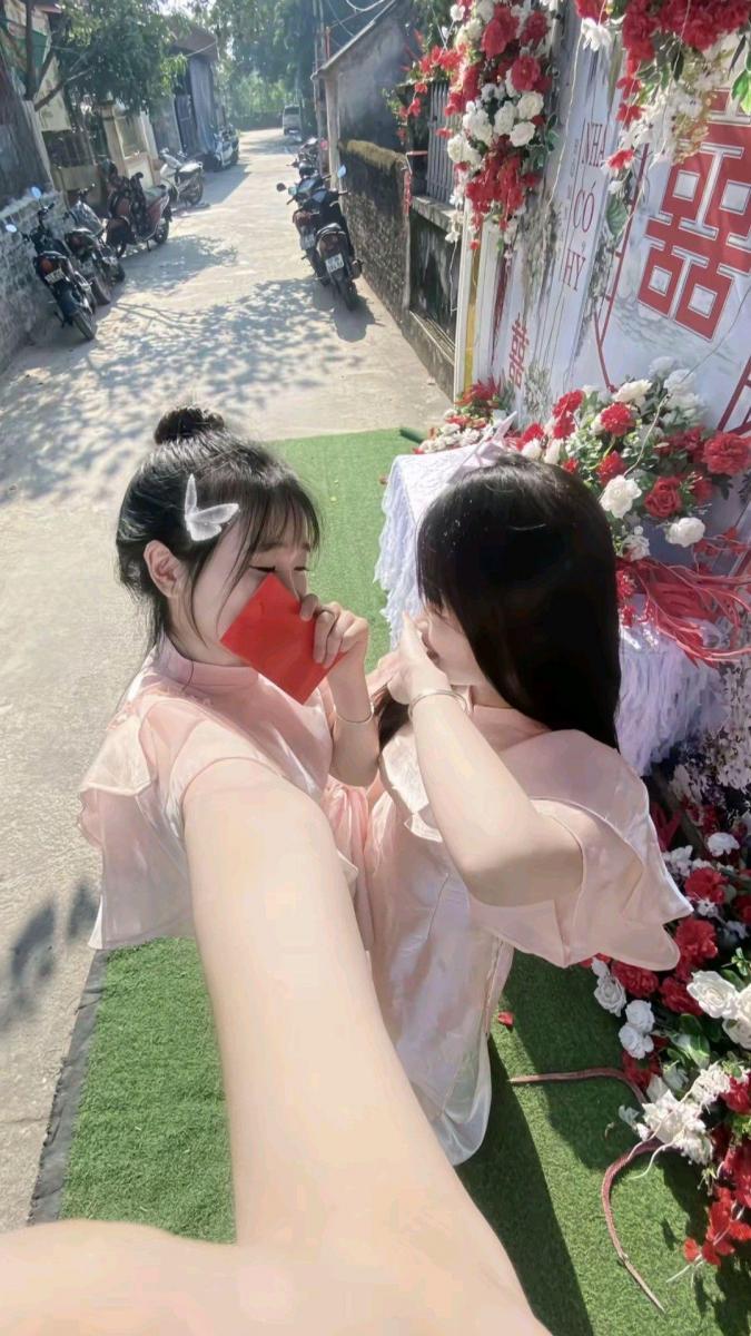 Gái xinh nhảy giữa cánh hoa cam rực rỡ