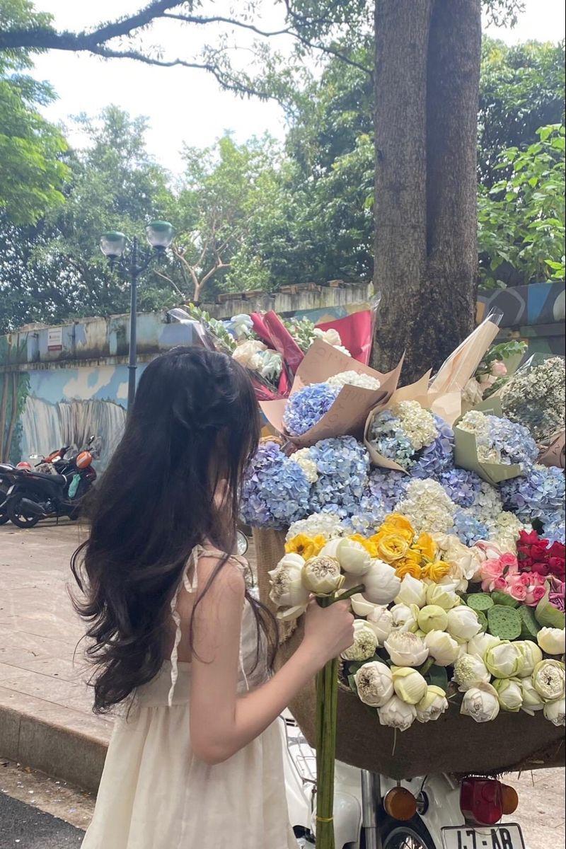 Ảnh gái xinh cầm hoa hồng mùa xuân