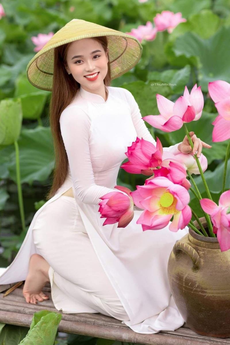 Gái xinh bunny giữa cánh hoa hồng