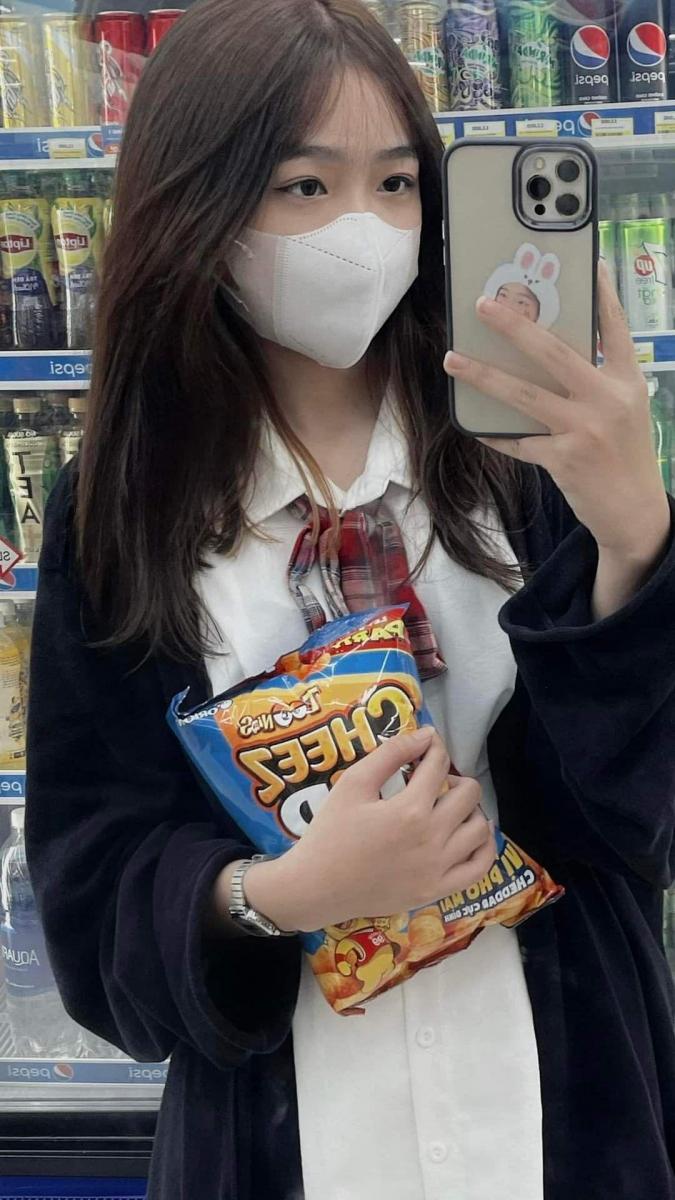 Ảnh gái xinh cute cầm điện thoại đẹp