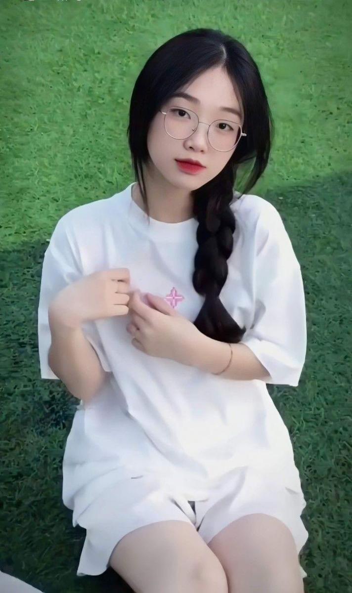 Hình ảnh gái xinh ngầu với ngực to