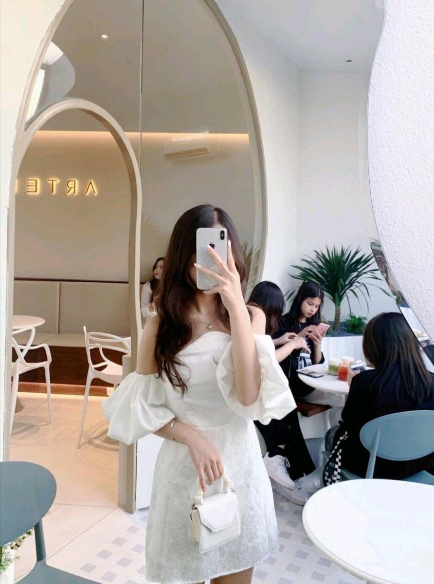 Ảnh gái xinh ngực to trong nhà cây trồng